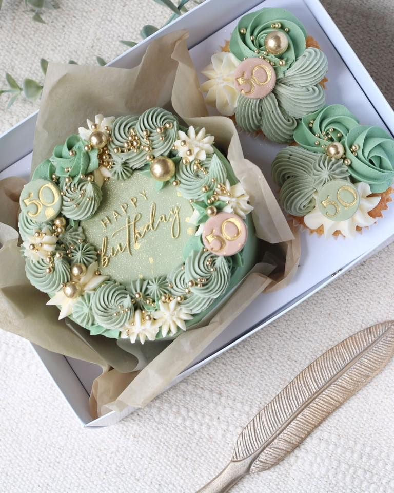 Bento box- 2 cupcake, 1 cake